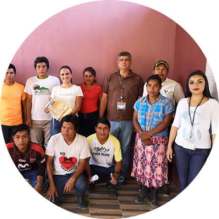 Varias personas indígenas posando para la fotografía