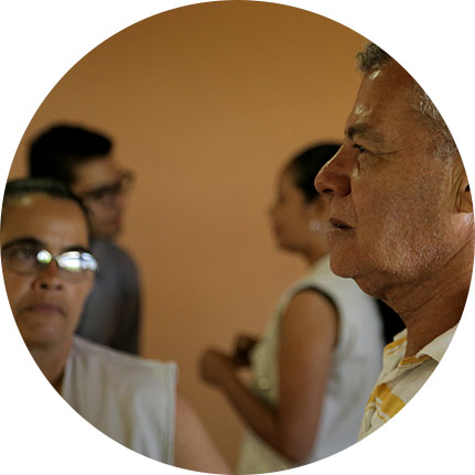 Hombre y mujer conversando