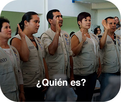 Facilitadoras y facilitadores judiciales con su mano derecha levantada haciendo la juramentación