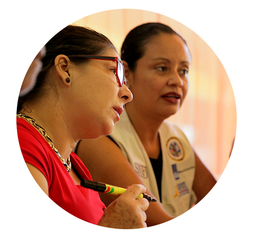 Dos mujeres prestando atención a otra persona