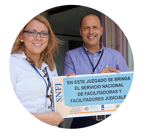 Mujer y hombre sosteniendo rótulo que dice este jugado brinda el servicio de SNFJ