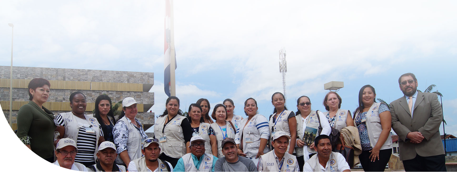 personas posando para la fotografía en las afueras del edificio del Poder Judicial